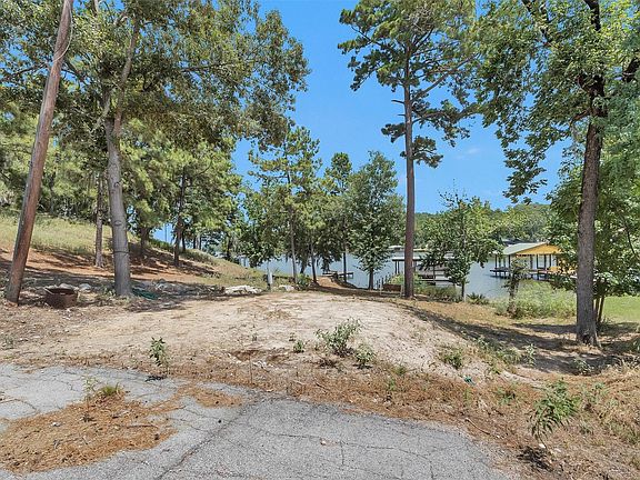 4th image of 308 N Point Dr