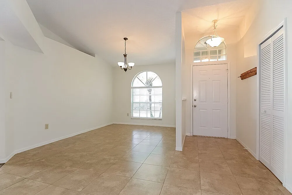 3 bed, 2.0 bath, 1952 sqft, $4,080 — Photo 2