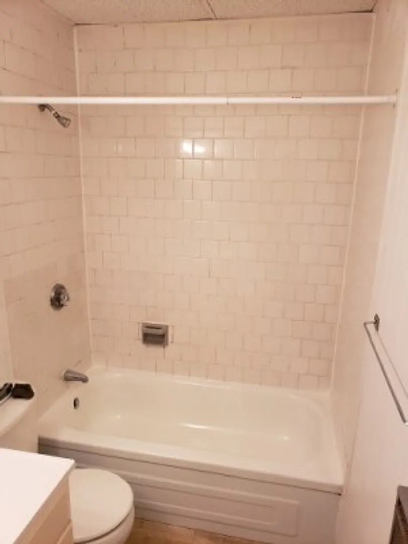 Classy 3-bed in the Heart of West Newton — Photo 4