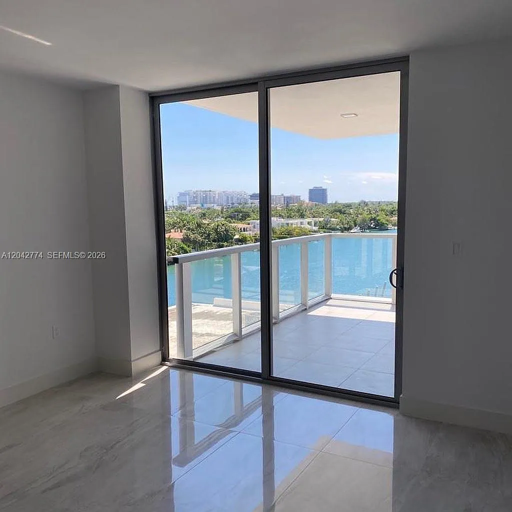 9521 E Bay Harbor Dr — Photo 3