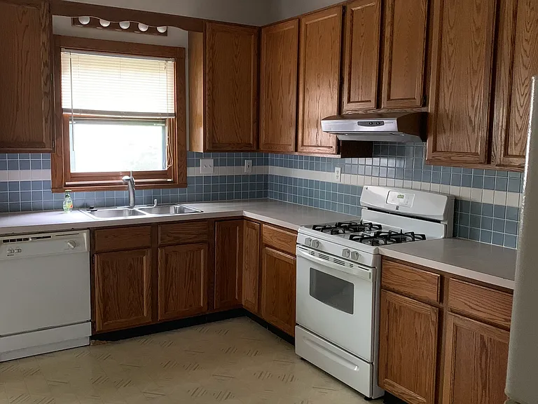 221 Grand Ave NE — Photo 7