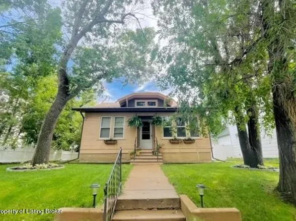 120 7th Ave W, Dickinson, ND 58601