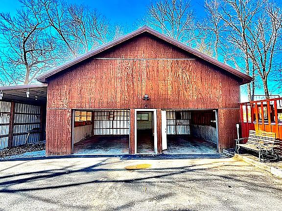 5th image of 7296 Bardstown Rd