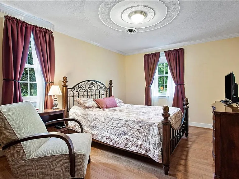 814 Duck Pond Rd — Photo 13