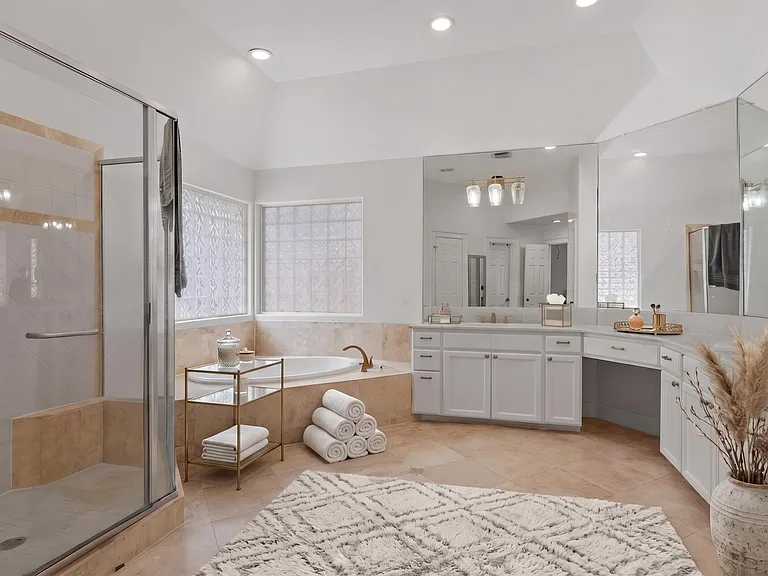 1007 Crocker St — Photo 3