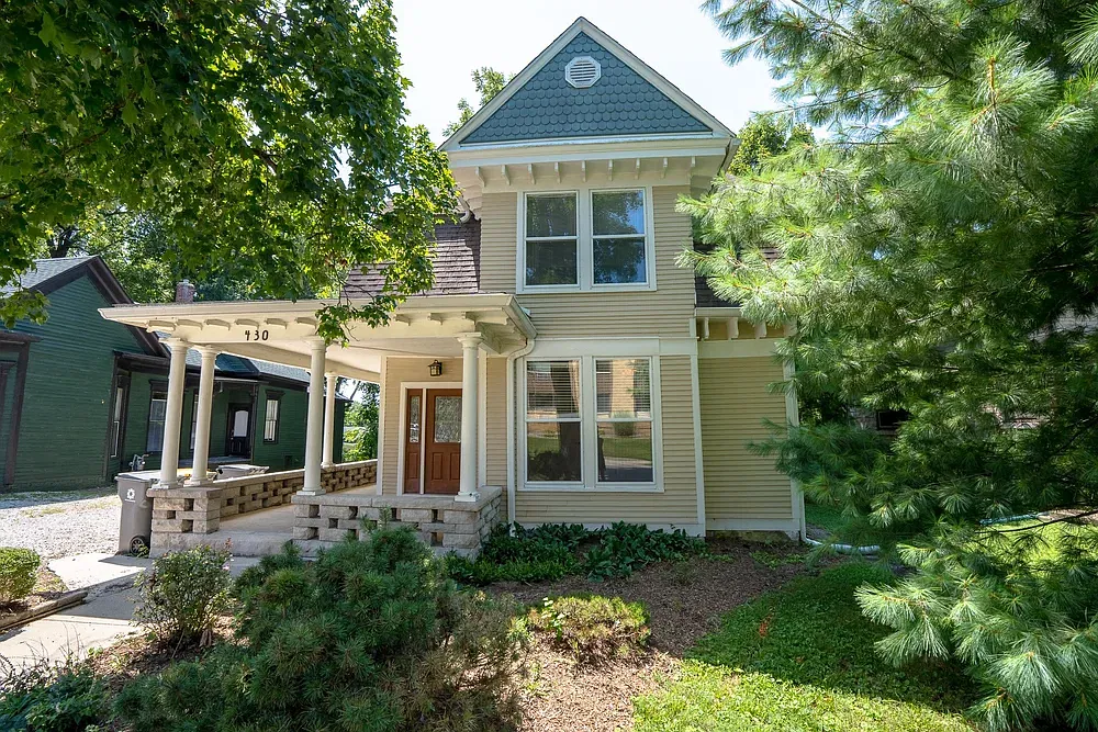 5 bed, 3100 sqft, $7,350 — Photo 1