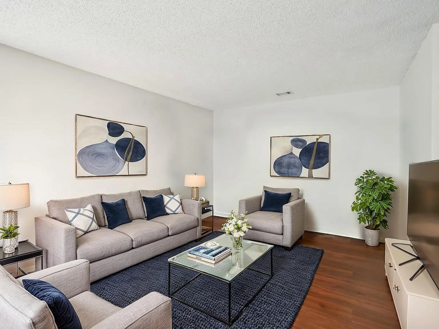 University Ridge Apartments — Photo 1
