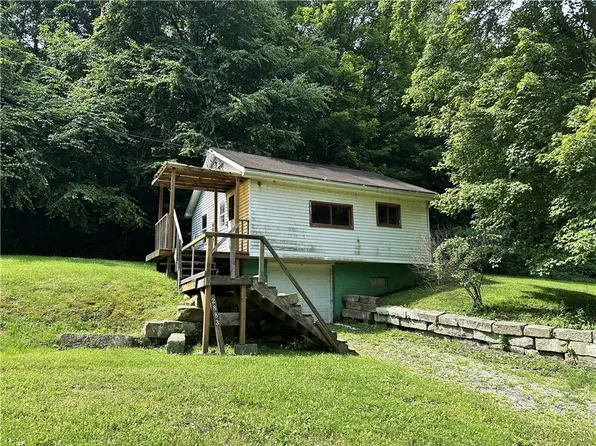 2883 Portersville Rd, Ellwood City, PA 16117