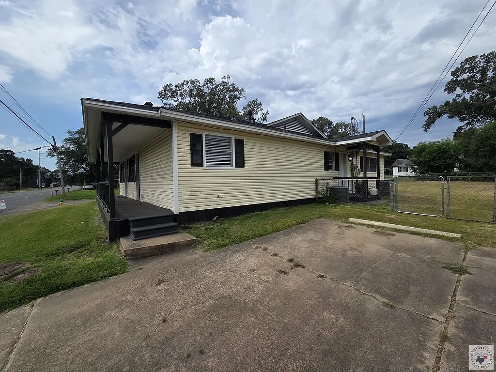 2 bed, 1.0 bath, 1840 sqft, $1,300 — Photo 2