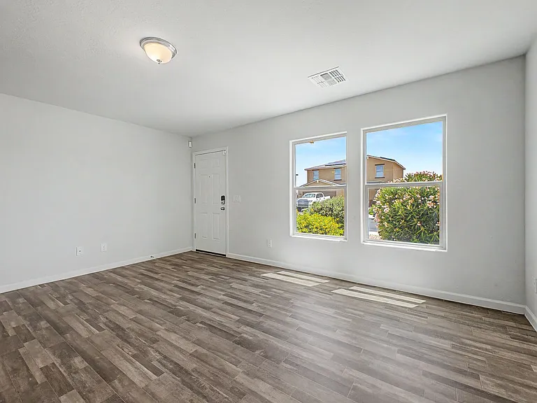 322 E Watson Pl — Photo 9