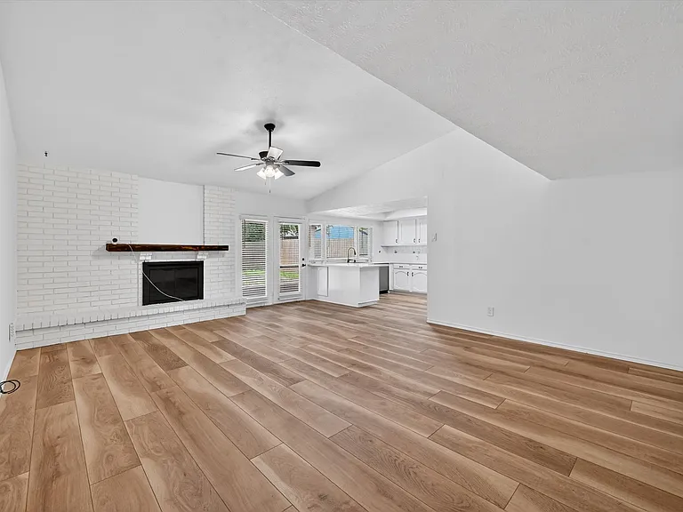 4304 Crabapple St — Photo 3