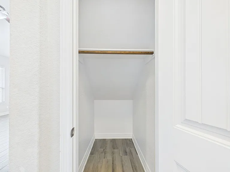 105 Auburn Cv — Photo 12