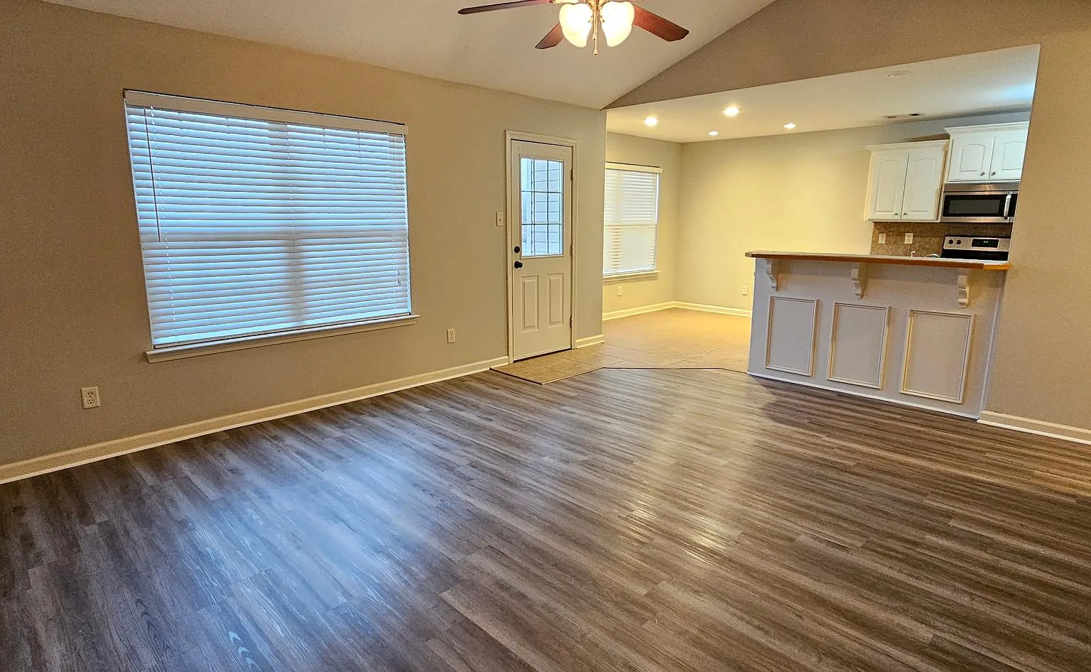 3 bed, 1212 sqft, $1,295 — Photo 2
