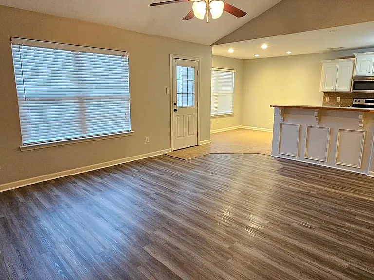 142 Weathering Dr — Photo 2