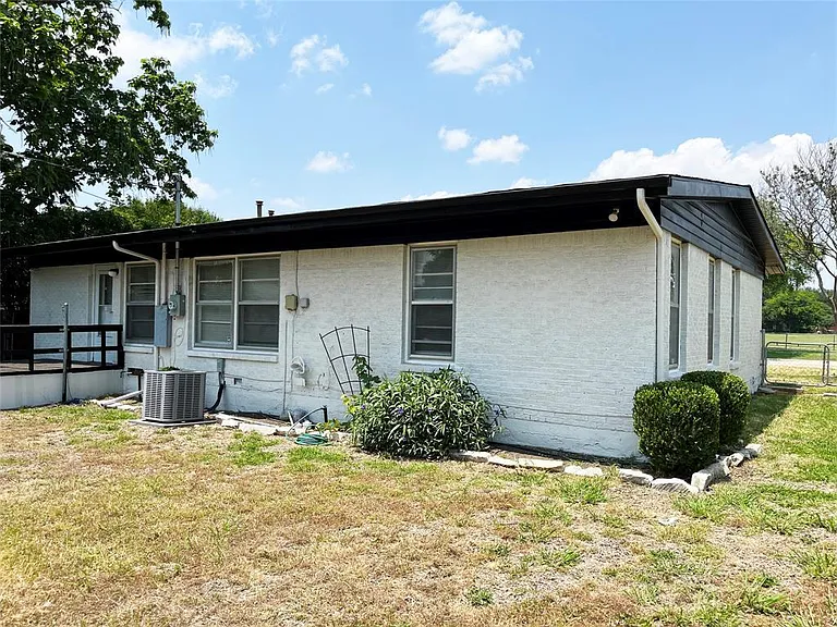 470 Highland Blvd — Photo 12