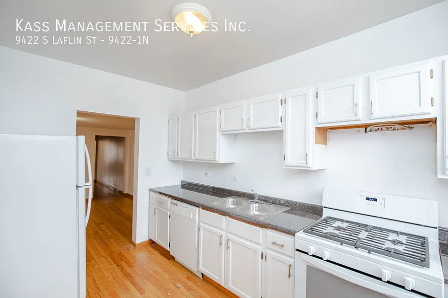 Amazing 2 Bed - Super Large Unit - Hardwood Floors - Living/Dining Room — Photo 3