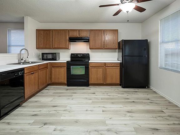 4th image of 1009 Willow Tree Dr
