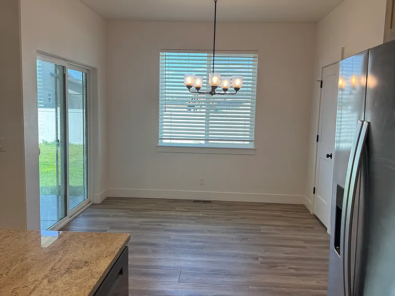 1405 Meadow Ln — Photo 4