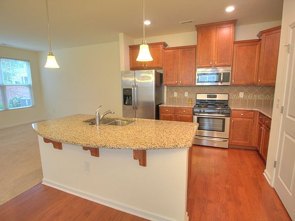 5th image of 915 Saratoga Dr
