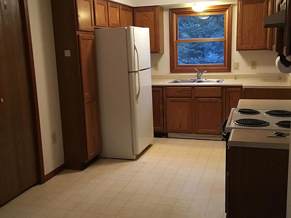 3rd image of 140 Whitney Dr