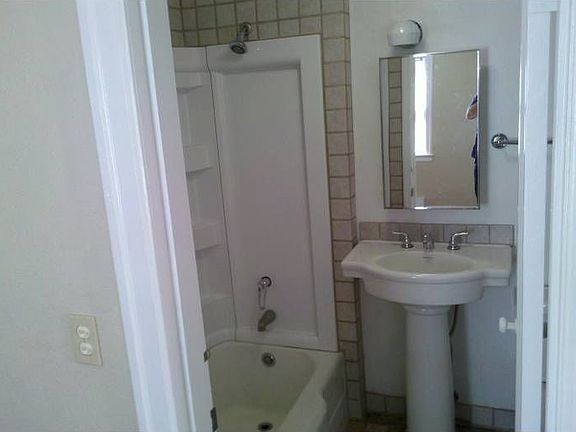 3rd image of 3111 Hoyt Ave