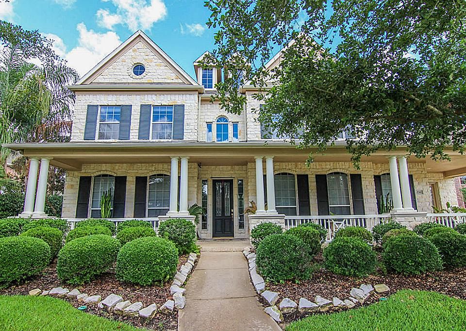 Welcome home! This stunning home features 4 bedrooms, 3.5 baths, a 2 car detached garage, study and 