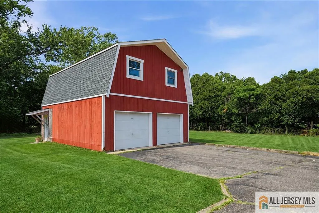 5 bed, 3.0 bath, 2236 sqft, $5,000 — Photo 3