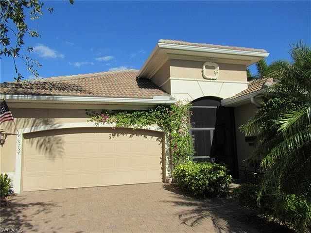 Courtyard home in Masters Reserve in Lely Resort
