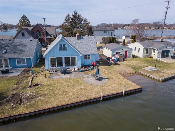 4266 Flynn Dr, Highland, MI 48356