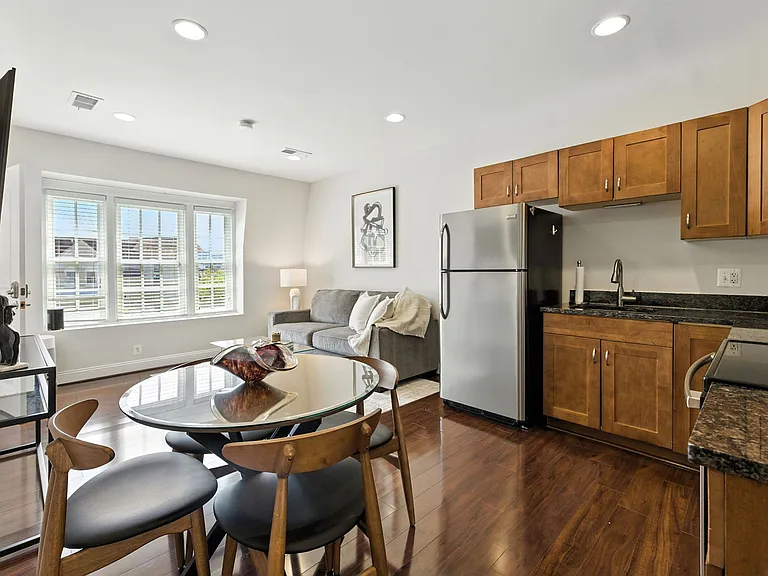 2033 P St NW — Photo 1