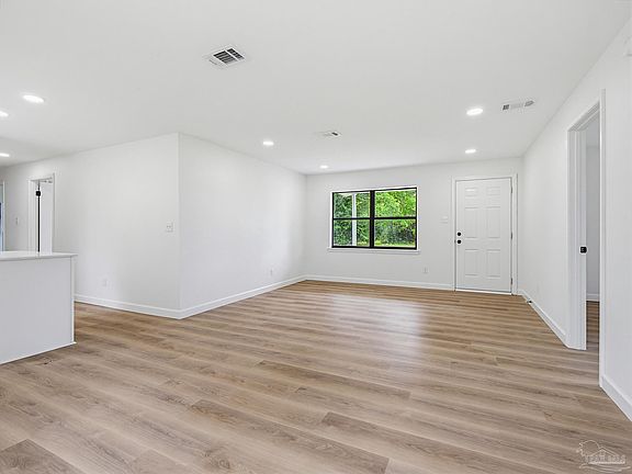 4th image of 125 Madrid Rd