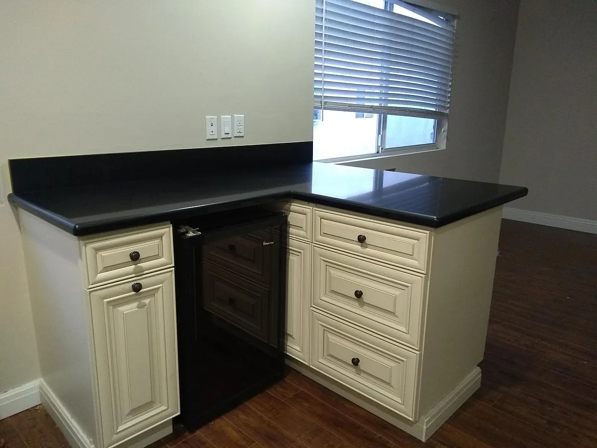 Island with wine refrigerator - 7785 Via Cassano