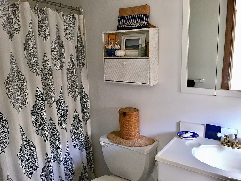 full bath with shower/ bathtub