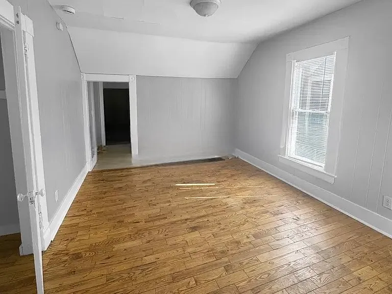 271 Eastern Ave SE — Photo 3