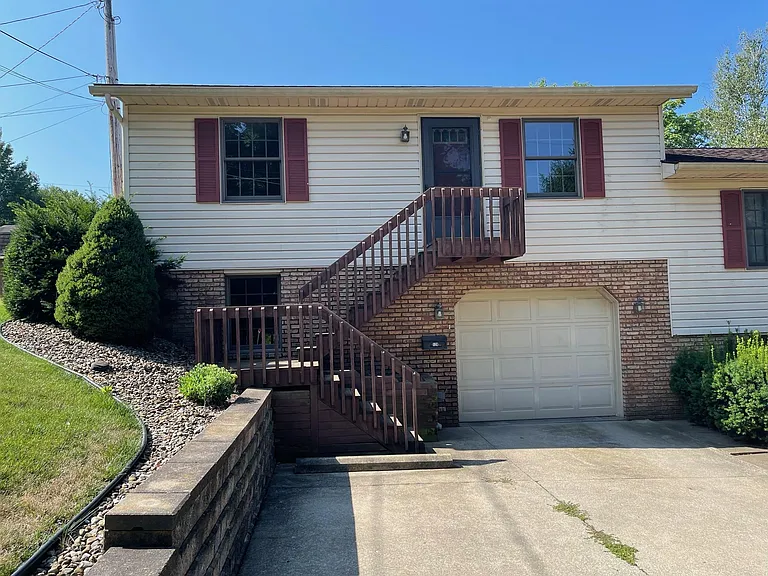 128 Summit Ave NE — Photo 1