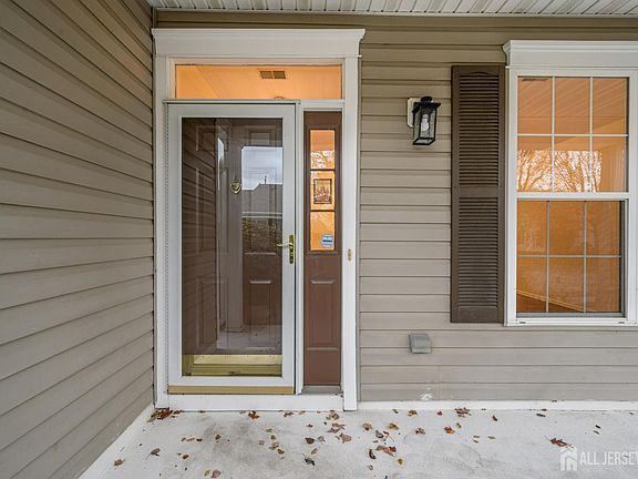 4th image of 131 Greenlawns Dr