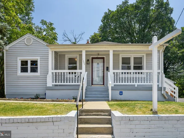 1202 Chapel Oaks Dr, Capitol Heights, MD 20743