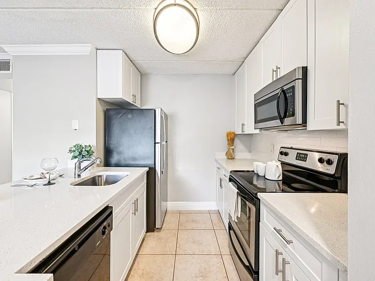 Palm Court at Wellington Apartments — Photo 5