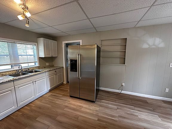 3rd image of 2514 Peach Dr #B