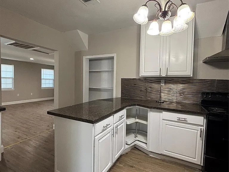 4106 Darby St — Photo 4