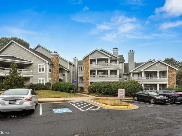 13085 Autumn Woods Way APT 305, Fairfax, VA 22033