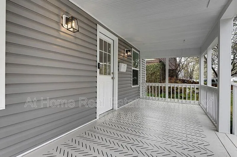 3 bed, 2.0 bath, 1216 sqft, $1,630 — Photo 3