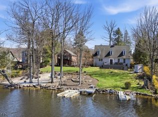173 Point Breeze Dr, Hewitt, NJ