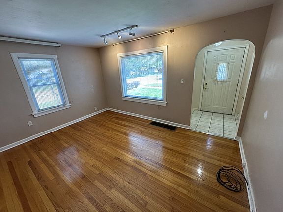 4th image of 634 Greenbay Ave