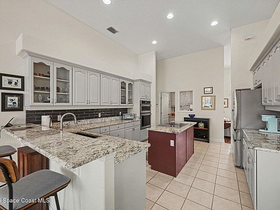 5th image of 541 Carmel Dr