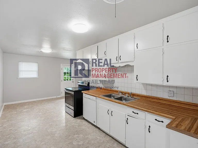 1300 Warden St — Photo 6