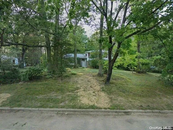 42 Juneau Boulevard, Woodbury, NY 11797
