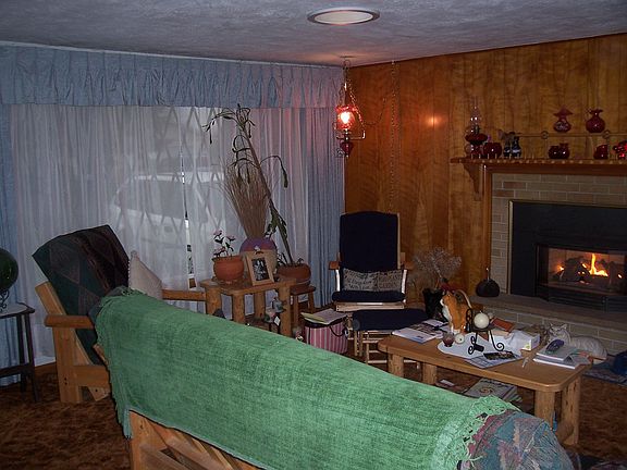 Living Room w/gas Fireplace