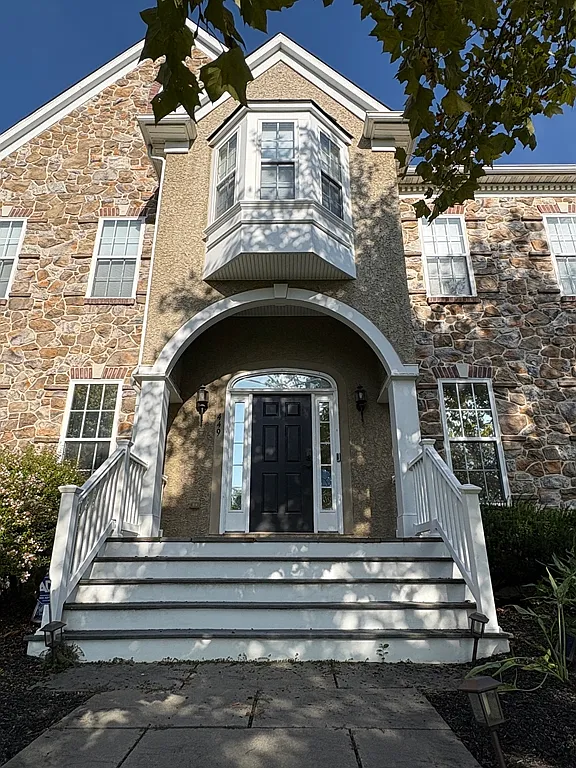 4 bed, 3.5 bath, 4322 sqft, $4,500 — Photo 2