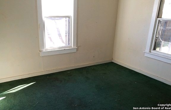 3rd image of 422 Sylvia Ave